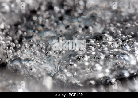 La formatura degli alveoli in un fluido, acqua minerale Foto Stock