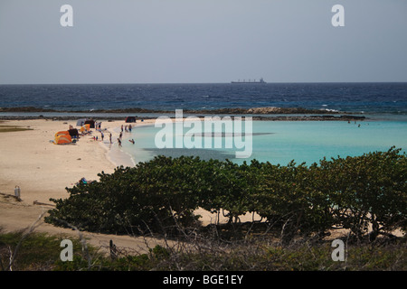 Baby beach ad Aruba con petroliera in background Foto Stock