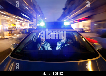 Auto di pattuglia di polizia nel funzionamento con luci blu acceso e la sirena, Germania, Europa. Foto Stock