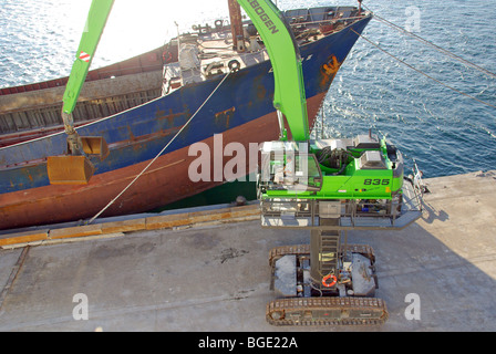 Dockyard gru mobile con cingoli e conducente a fianco CARGO Foto Stock