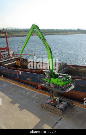 Dockyard gru mobile con cingoli e conducente a fianco CARGO Foto Stock