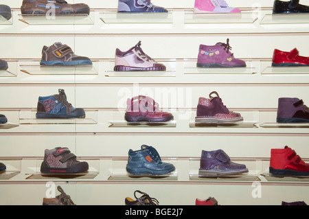 Scarpe per bambini in vendita in una scarpa Uk shop store Foto Stock