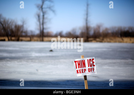 Thin Ice segno sul laghetto di Madison, Wisconsin. Foto Stock