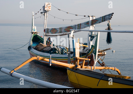 Barche da pesca a Lovina sulla costa nord di Bali, Indonesia Foto Stock