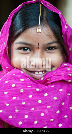 Felice sorridente ragazza indiana indossando uno scialle nero Foto Stock