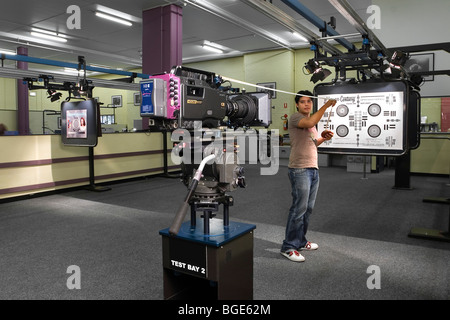Un estrattore di messa a fuoco (assistente cameraman) utilizzando un high-end in HD telecamera digitale. Foto Stock