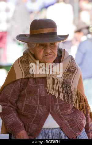 Vecchia donna boliviana in abito tradizionale e hat nel mercato nella città di Uyuni, S.W. Bolivia, S.America Foto Stock