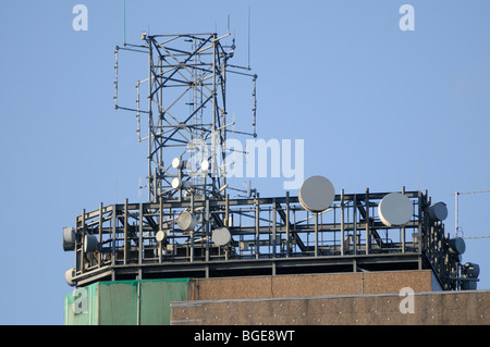 Set di telecomunicazioni/telecomunicazioni compresi antenna RF, PMR, cellulare, SDH e PDH piatti microonde su un alto edificio. Foto Stock