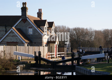 Serratura Hardmead cottage, fiume Lea navigazione, Ware Hertfordshire, Inghilterra Foto Stock