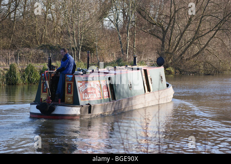 Narrowboat a serratura Hardmead, fiume Lea navigazione, Ware Hertfordshire, Inghilterra Foto Stock