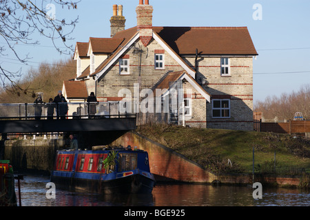 Narrowboat a serratura Hardmead, fiume Lea navigazione, Ware Hertfordshire, Inghilterra Foto Stock