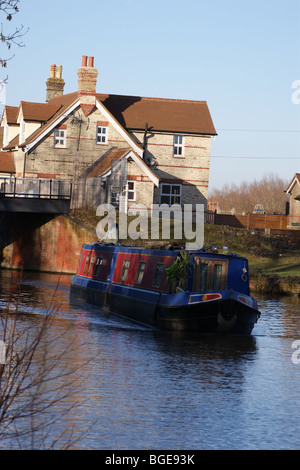 Narrowboat a serratura Hardmead, fiume Lea navigazione, Ware Hertfordshire, Inghilterra Foto Stock