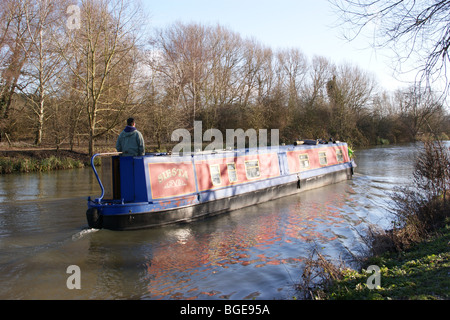 Narrowboat a serratura Hardmead, fiume Lea navigazione, Ware Hertfordshire, Inghilterra Foto Stock