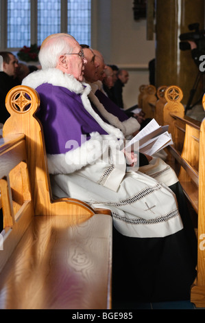 I sacerdoti della congregazione alla messa di Requiem per Il Cardinale Cahal Daly, ex Primate di tutta l'Irlanda, 2 gennaio 2010 Foto Stock