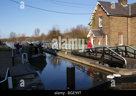 Immettere Narrowboats Stanstead serratura, fiume Lea navigazione, Ware Hertfordshire, Inghilterra Foto Stock