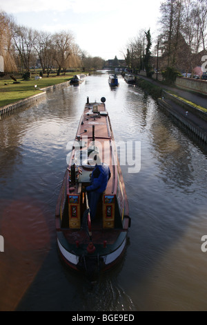 Narrowboats lasciando Stanstead serratura, fiume Lea navigazione, Ware Hertfordshire, Inghilterra Foto Stock