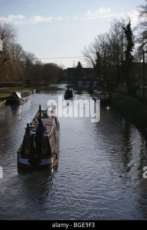 Narrowboats lasciando Stanstead serratura, fiume Lea navigazione, Ware Hertfordshire, Inghilterra Foto Stock