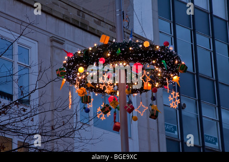 Le decorazioni di Natale e le luci su strada urbana luce. Foto Stock