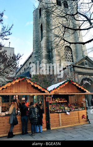 Parigi, Francia, turisti, lo Shopping di Natale, le donne al tradizionale Mercato di Natale, 'Saint Germain des Prés' chiesa Foto Stock