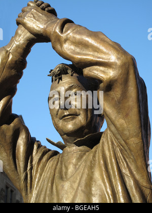 Una statua di Brian Clough O.B.E. in Nottingham, Inghilterra, Regno Unito Foto Stock