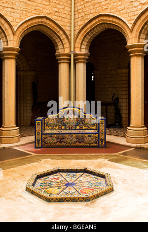 Piastrellate posti a sedere in un cortile al Bangalore Palace. Bangalore Palace è modellato il Castello di Windsor in Inghilterra. Foto Stock