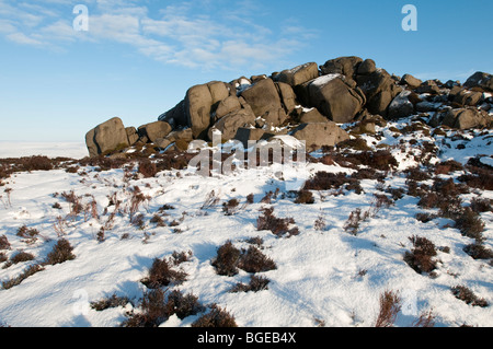 Il promontorio roccioso a Simon della Seat, Barden cadde, Yorkshire su un luminoso gli inverni di giorno Foto Stock