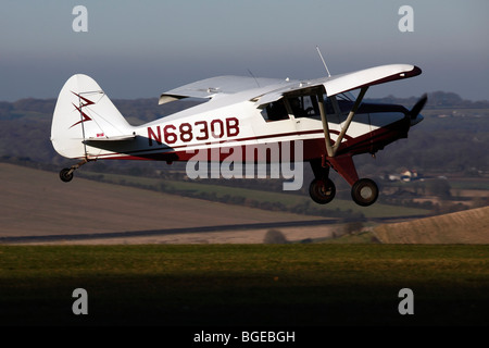 Piper PA-22-150 Tri Pacer N6830B a Compton Abbas airfield nel Dorset in Inghilterra Foto Stock