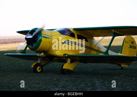 Il faggio D17S Staggerwing N18028 il giorno di Capodanno a Compton Abbas airfield nel Dorset in Inghilterra Foto Stock