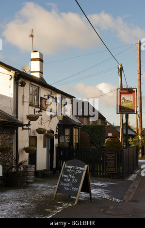 Un segno al di fuori del cavallo nero Pub a Lacey verde Bucks, Regno Unito Foto Stock