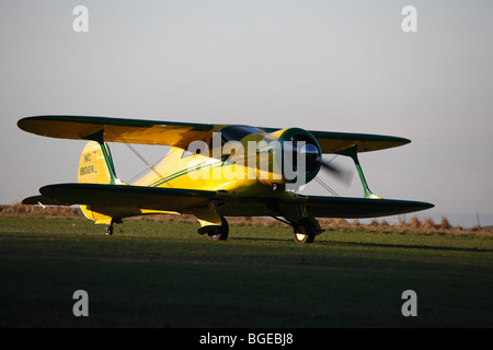 Il faggio D17S Staggerwing N18028 il giorno di Capodanno a Compton Abbas airfield nel Dorset in Inghilterra Foto Stock