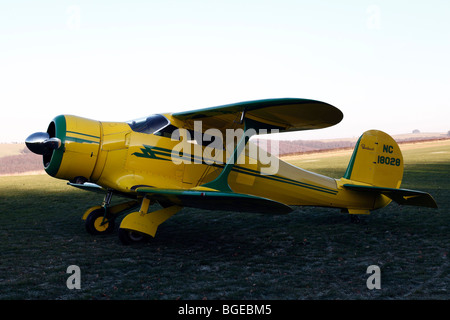 Il faggio D17S Staggerwing N18028 il giorno di Capodanno a Compton Abbas airfield nel Dorset in Inghilterra Foto Stock