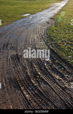 Una strada fangosa con tracce di pneumatici Foto Stock