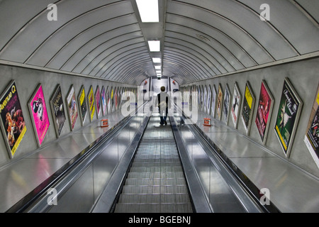 Un colpo di un uomo su una scala mobile nella metropolitana di Londra. Foto Stock