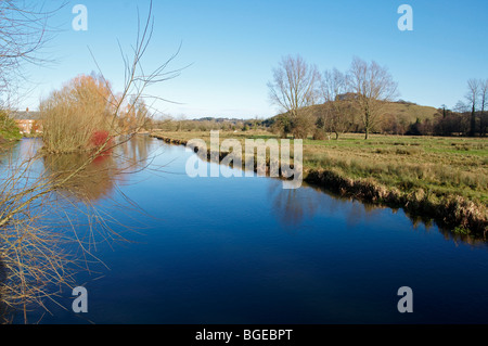 Fiume Itchen e acqua prati vicino a Santa Croce, Winchester, Hampshire con St Catherine Hill in background. Foto Stock