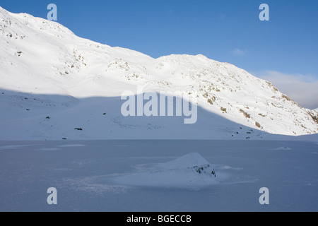 Il vecchio uomo coniston cumbria Lake District neve invernale Inghilterra uk gb Foto Stock