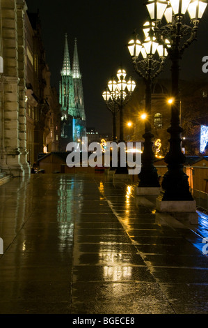 Una vista verso il centro di Vienna di notte da fuori l'Rathuas (Municipio) Foto Stock