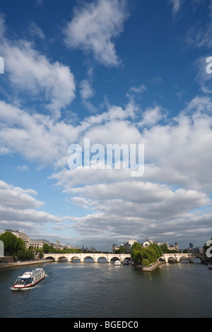 Pont Neuf sul fiume Senna, Parigi, Francia Foto Stock
