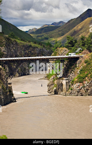 Una jet boat velocità per prelevare un ponticello Bungy dal traghetto Waiau ponte sopra il fiume Waiau e brivido Canyon vicino Hanm Foto Stock