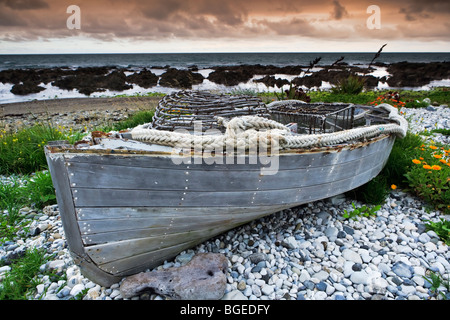 Dinghy caricato con craypots a Nin Bin del gambero di fiume caravan lungo la costa di Kaikoura (autostrada statale 1), South Island, in Nuova Zelanda. Foto Stock