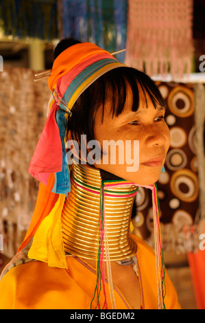 Thailandia; Mae Hong Son; Nai Soi; Ritratto di un 'lungo' a collo alto donna della tribù Karen Foto Stock