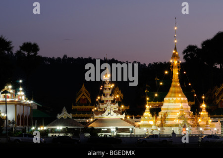 Thailandia; Mae Hong Son; Wat Jong Klang e Wat Jong Kham di notte Foto Stock