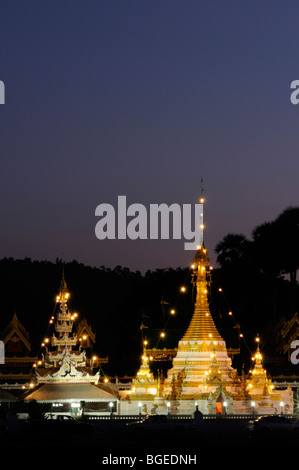 Thailandia; Mae Hong Son; Wat Jong Klang e Wat Jong Kham di notte Foto Stock