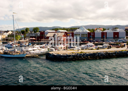 Bronnoysund della piccola imbarcazione marina riflette la natura marittima di questa porta settentrionale città in Norvegia Foto Stock