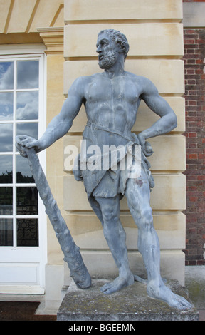 Curatissimi yew alberi nei giardini del Palazzo di Hampton Court. Foto Stock