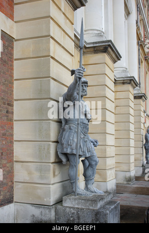 Curatissimi yew alberi nei giardini del Palazzo di Hampton Court. Foto Stock