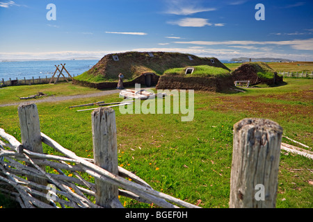 Ricostruito Long House presso l'Anse aux Meadows Sito Storico Nazionale del Canada e del Patrimonio Mondiale UNESCO, Peninsu settentrionale Foto Stock