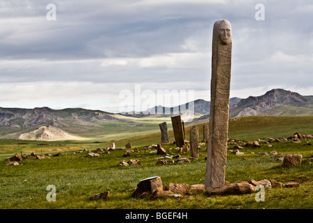 Età del Bronzo sito rituale Uushigiin Uver vicino a Moron nel nord della Mongolia conserva più di una dozzina di altezza montante pietre di cervo Foto Stock