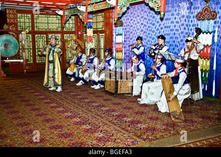 Il Tumen Ekh canzone e ballo Ensemble fasi regolari esibizioni di musica tradizionale e danza Ulaan Baatar Mongolia Asia Foto Stock