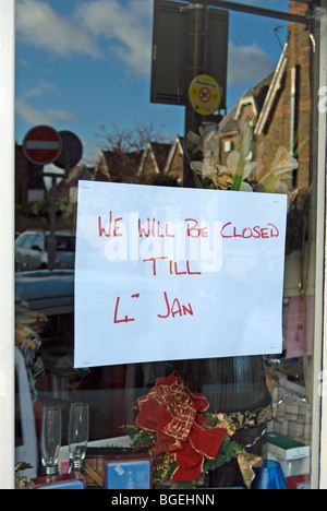 Manoscritte vacanze di Natale accedi alla vetrina di un negozio a Wimbledon, a sud-ovest di Londra, Inghilterra, indicando quando store riaprirà Foto Stock
