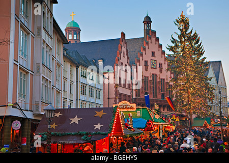 Mercatini di Natale al di fuori il Romer (Municipio) nel Romerplatz, Francoforte, Hessen, Germania, Europa. Foto Stock